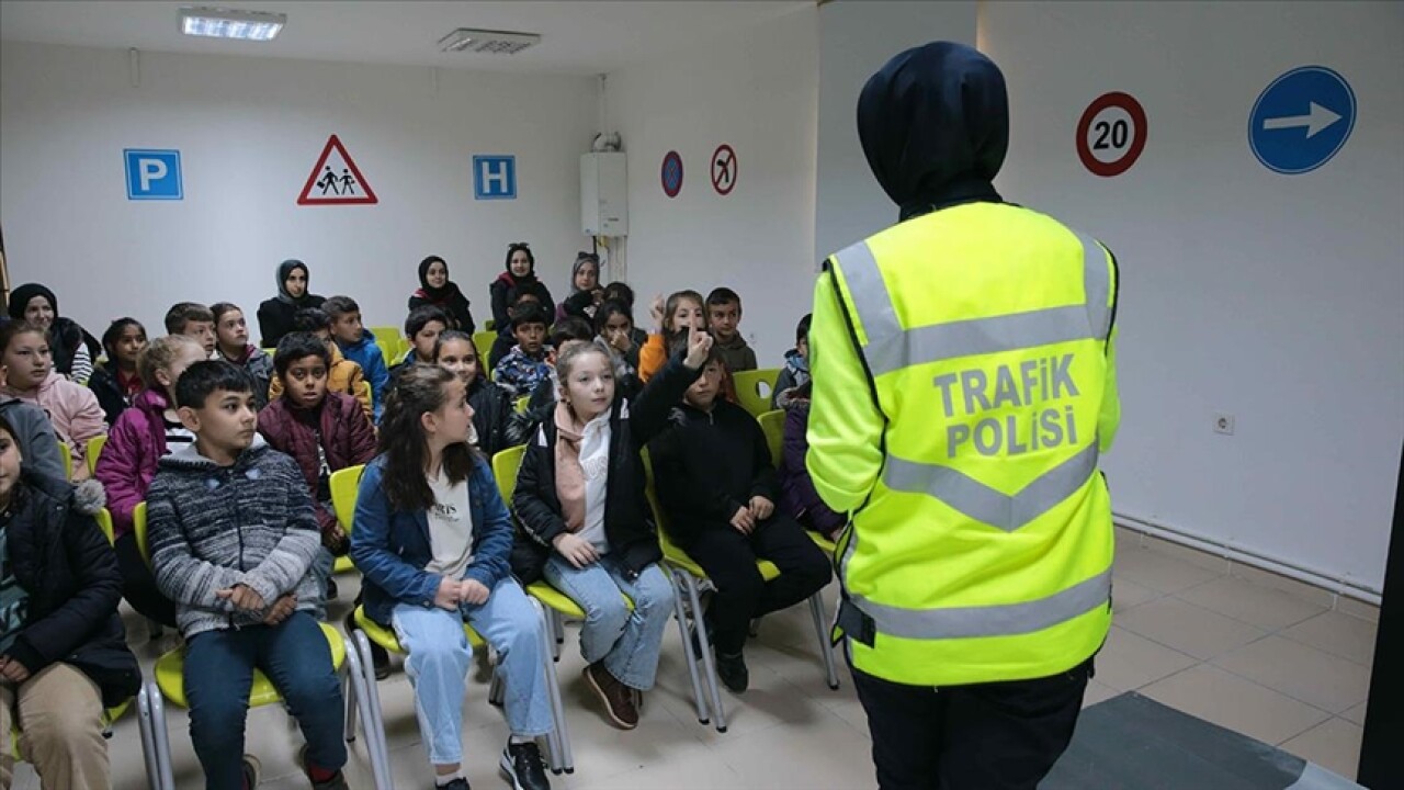 Bolu'daki çocuk "trafik dedektifleri" kuralları eğitim parkında öğreniyor