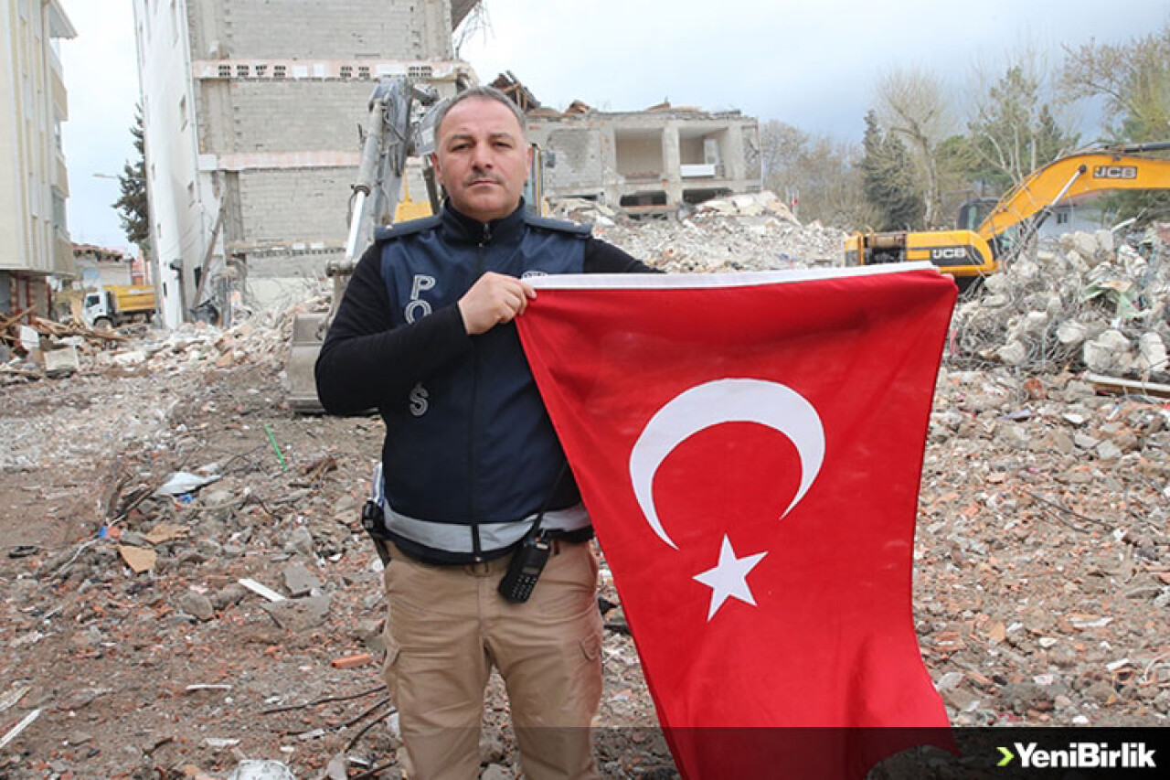 Polisin depremde yıkılan binanın enkazından Türk bayrağını çıkarma anı kamerada