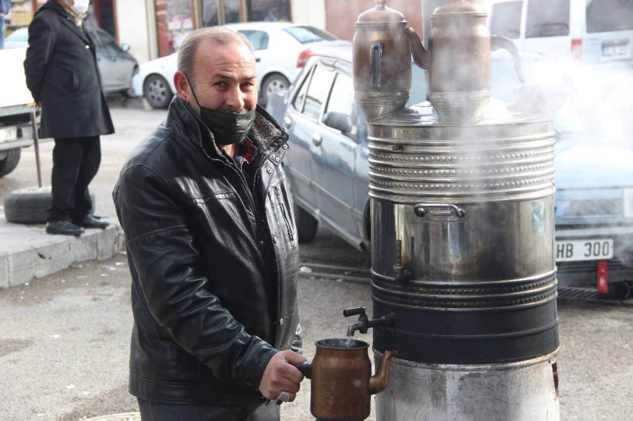 Pandemide sokağa kurduğu dev semaverle müşterilere paket çay servisi yapıyor