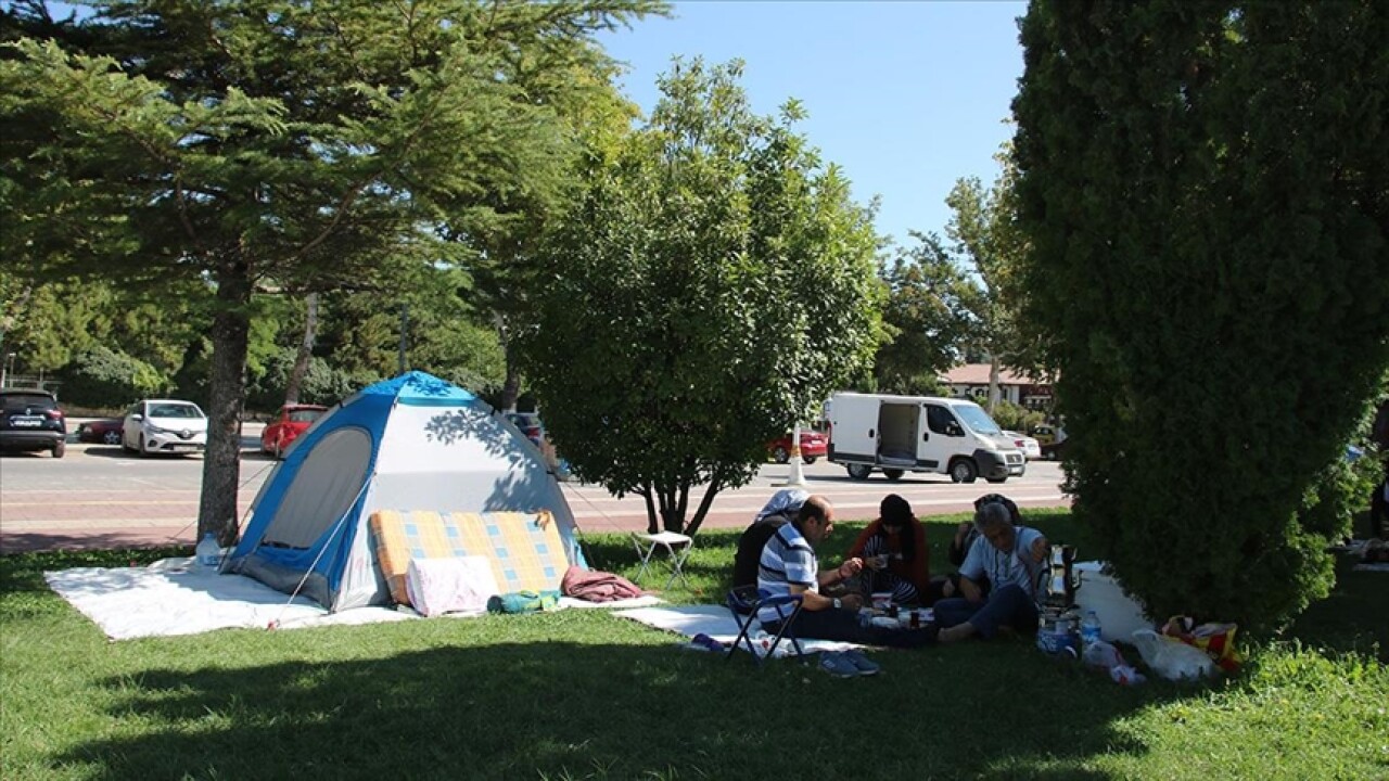 Malatya'da depremler nedeniyle bazı vatandaşlar parklarda sabahladı