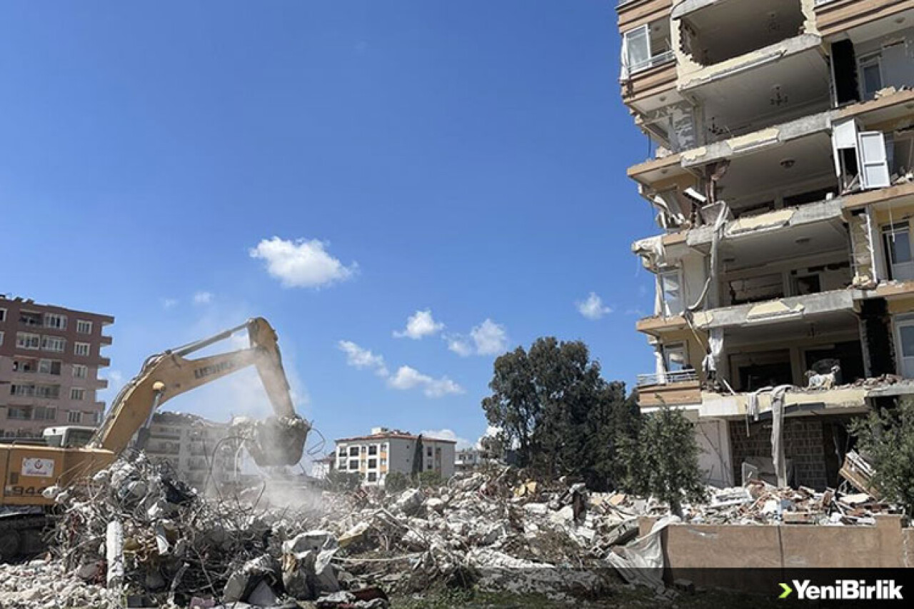 Hatay'da bina yıkım ve enkaz kaldırma çalışmaları 79 mahallede sürüyor