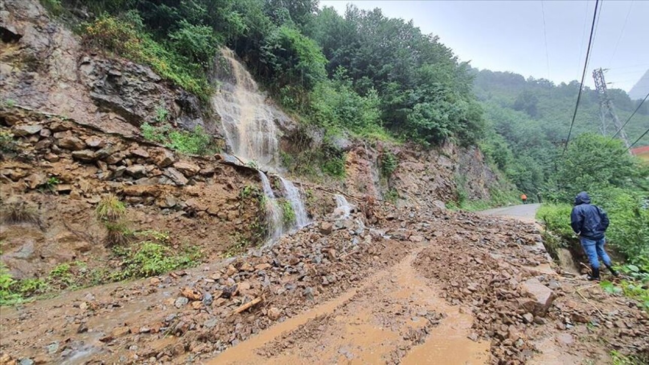 Giresun'da şiddetli yağış heyelanlara neden oldu