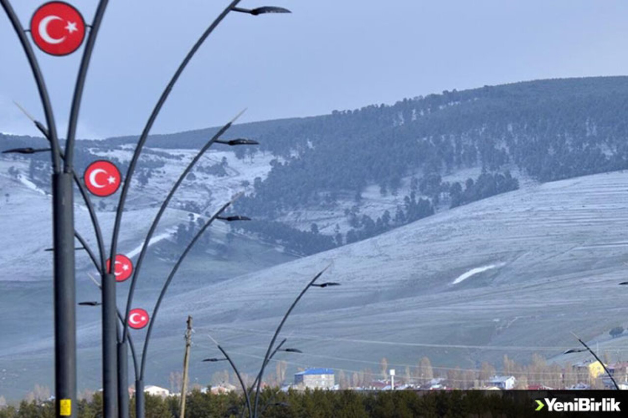 Kars'ta mayıs ayında yağan kar tarım alanlarını beyaza bürüdü