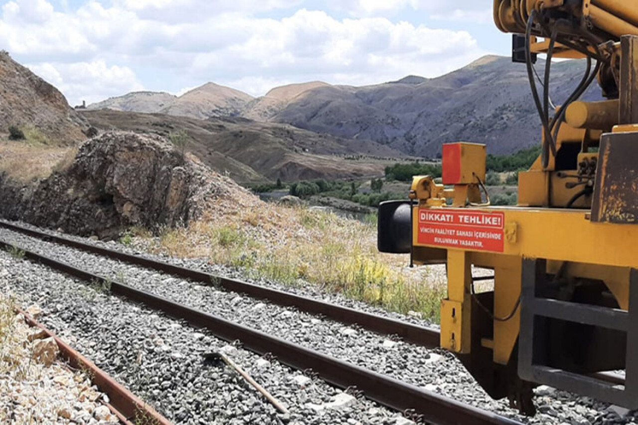 Elazığ'da yük treninin çarptığı 2 işçi yaralandı