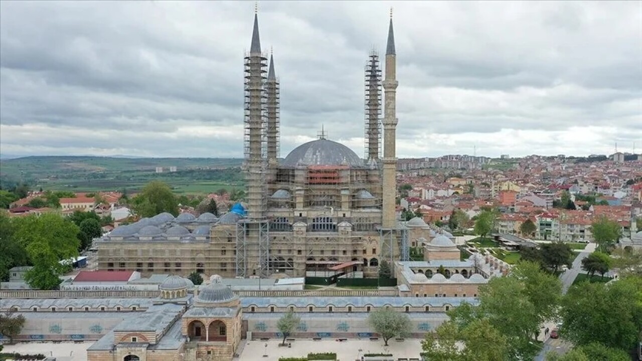 Restorasyondaki Selimiye Camisi'nin ana kubbesinde kurşun örtü çalışmaları tamamlandı