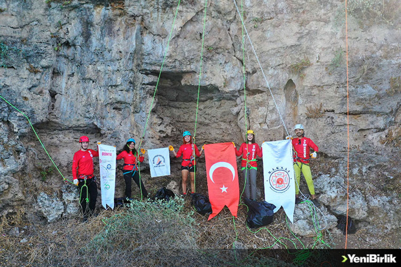 Antalya'da dağcılar falezlerde temizlik yaptı