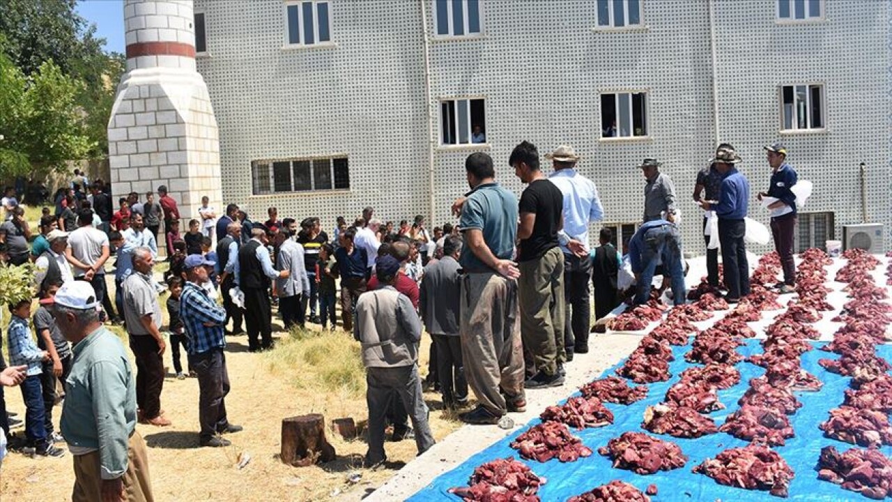 Köyde kestikleri kurbanlıkların etini her aileye eşit şekilde dağıtıyorlar