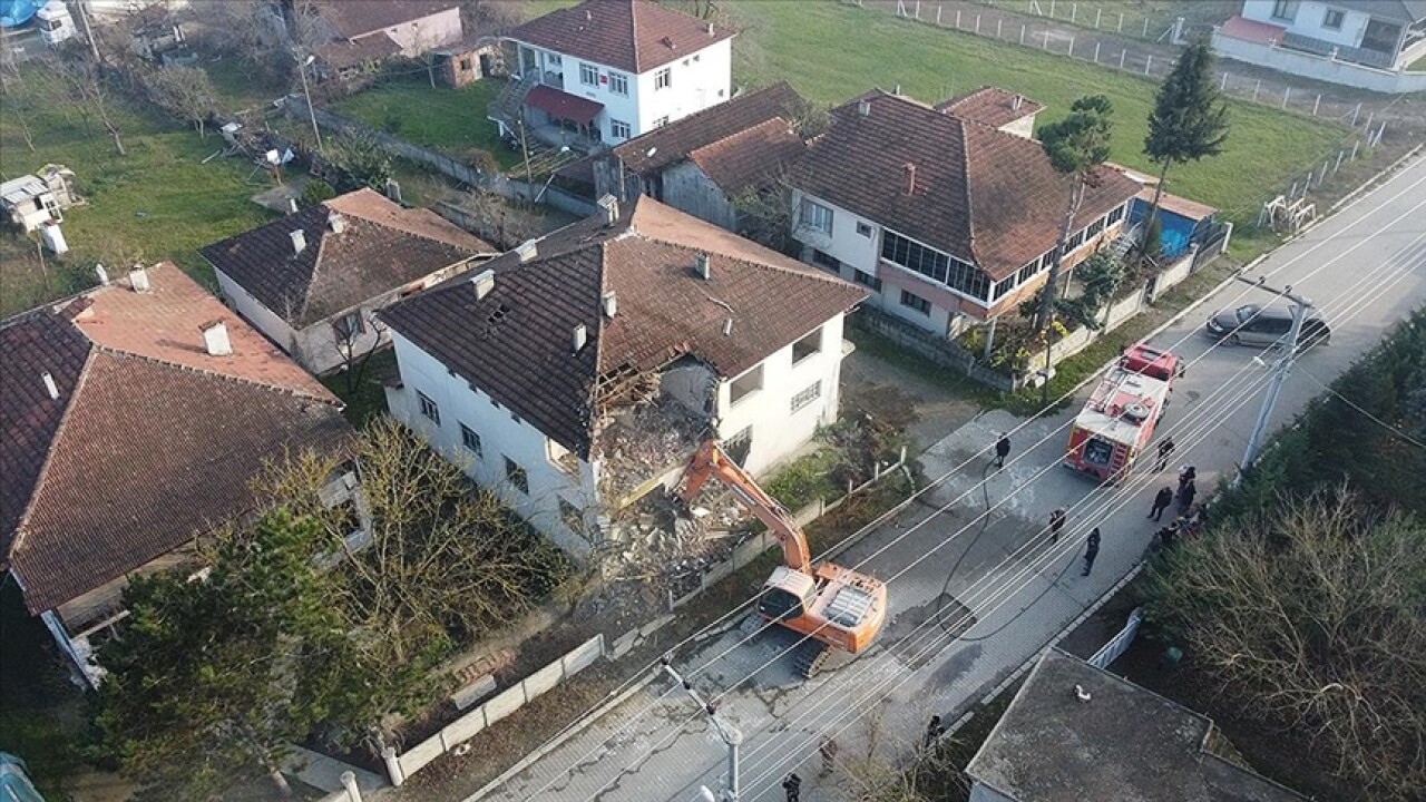 Düzce'de depremin izleri siliniyor