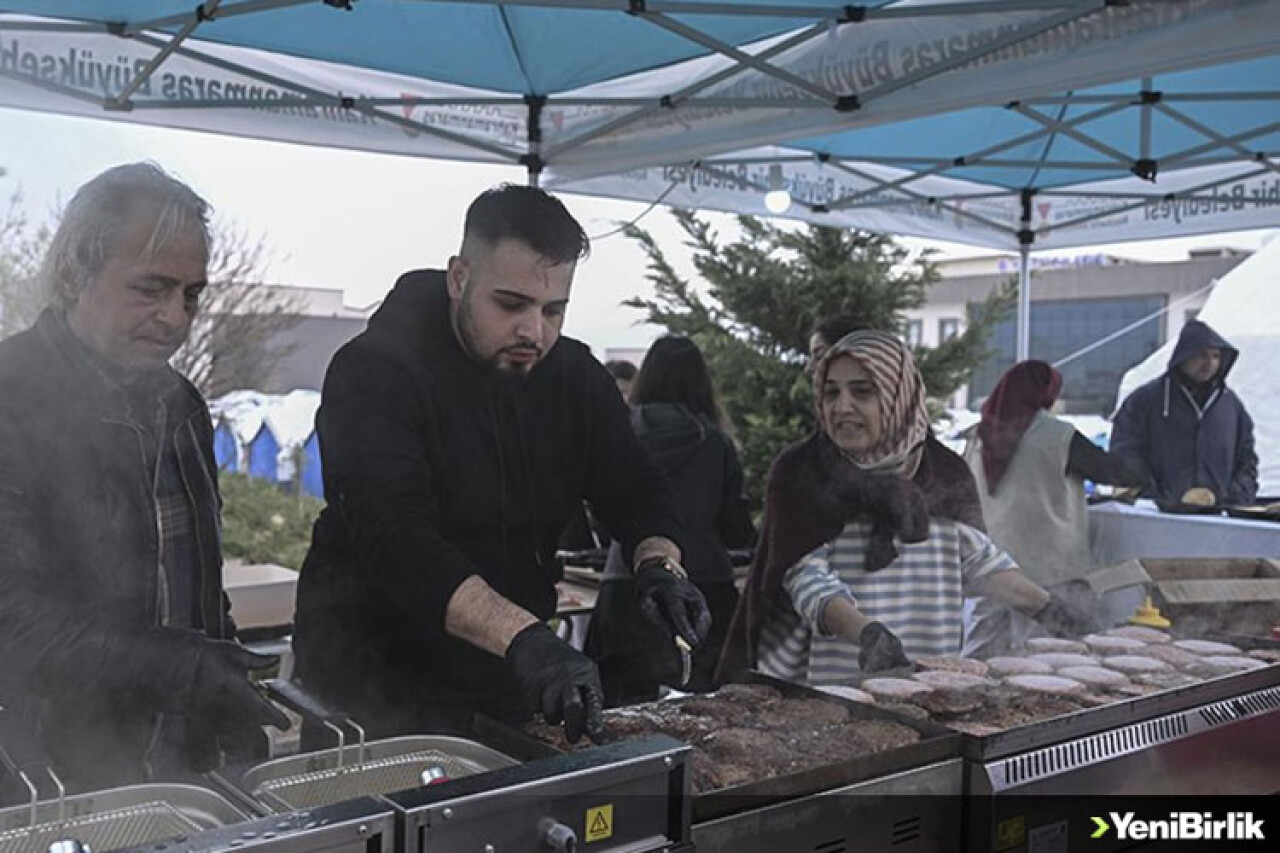 İstanbullu hamburgerci depremzede çocuklar için Kahramanmaraş'ta tezgah başına geçti