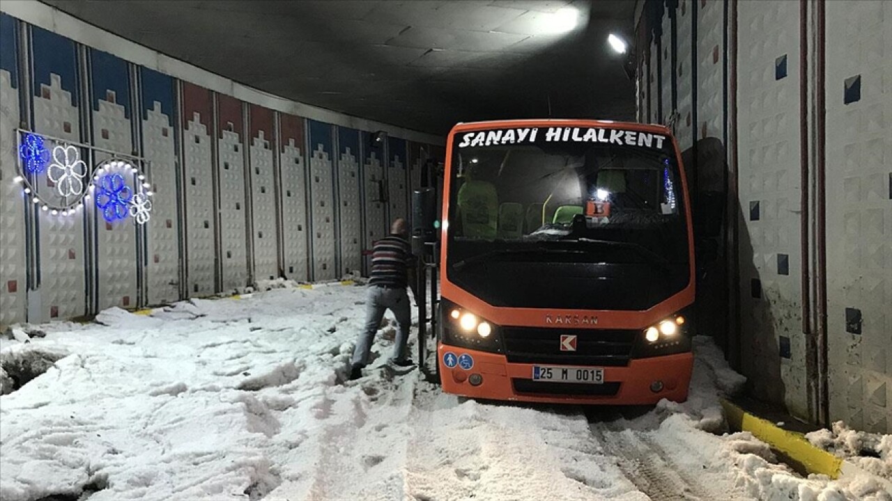 Erzurum dolu yağışıyla beyaza büründü, cadde ve sokaklarda taşkınlar yaşandı