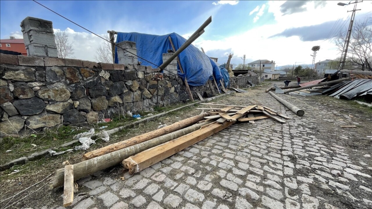 Ardahan'da şiddetli rüzgar çatıları uçurdu