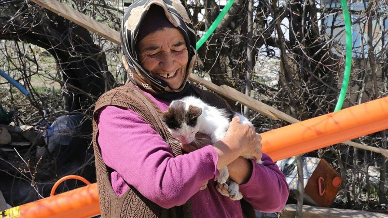 Koronavirüs nedeniyle yiyecek sıkıntısı çeken hayvanların gönüllü bakıcısı oldu