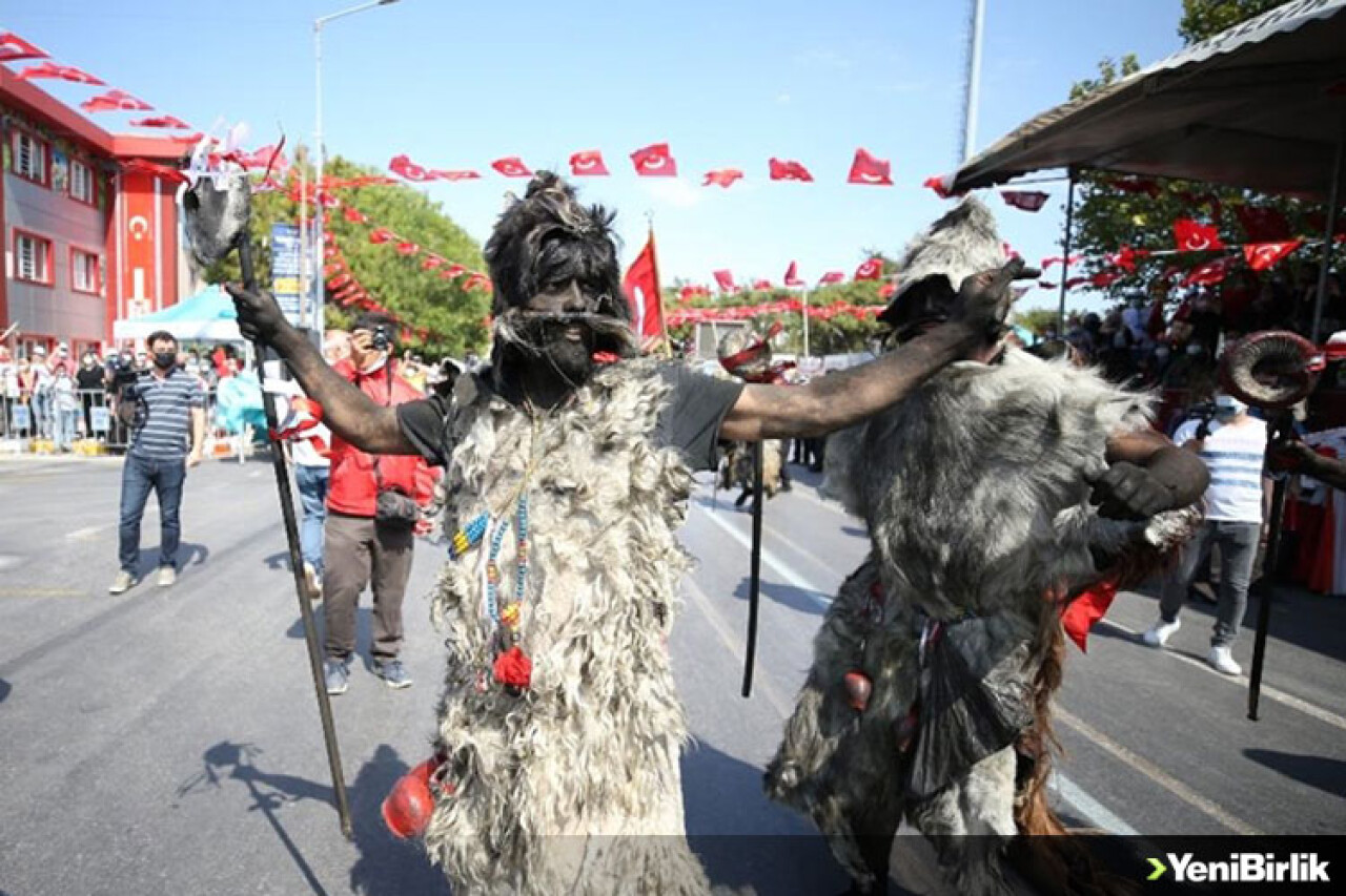 Balıkesir'in kurtuluş törenlerinde işgalde düşmanın korkulu rüyası "Tülütabaklar" canlandırıldı