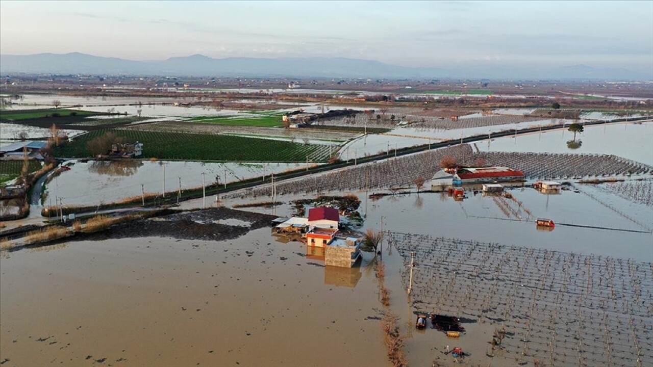 Manisa'da su basan alanlarda mahsur kalan kişiler kurtarıldı