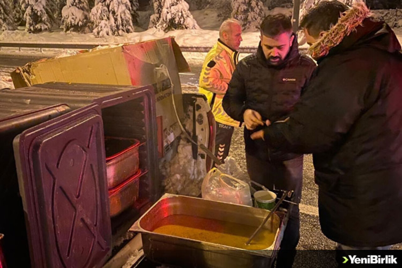 Sakarya Valiliği kar yağışı nedeniyle otoyolda bekleyenlere çorba ikram etti