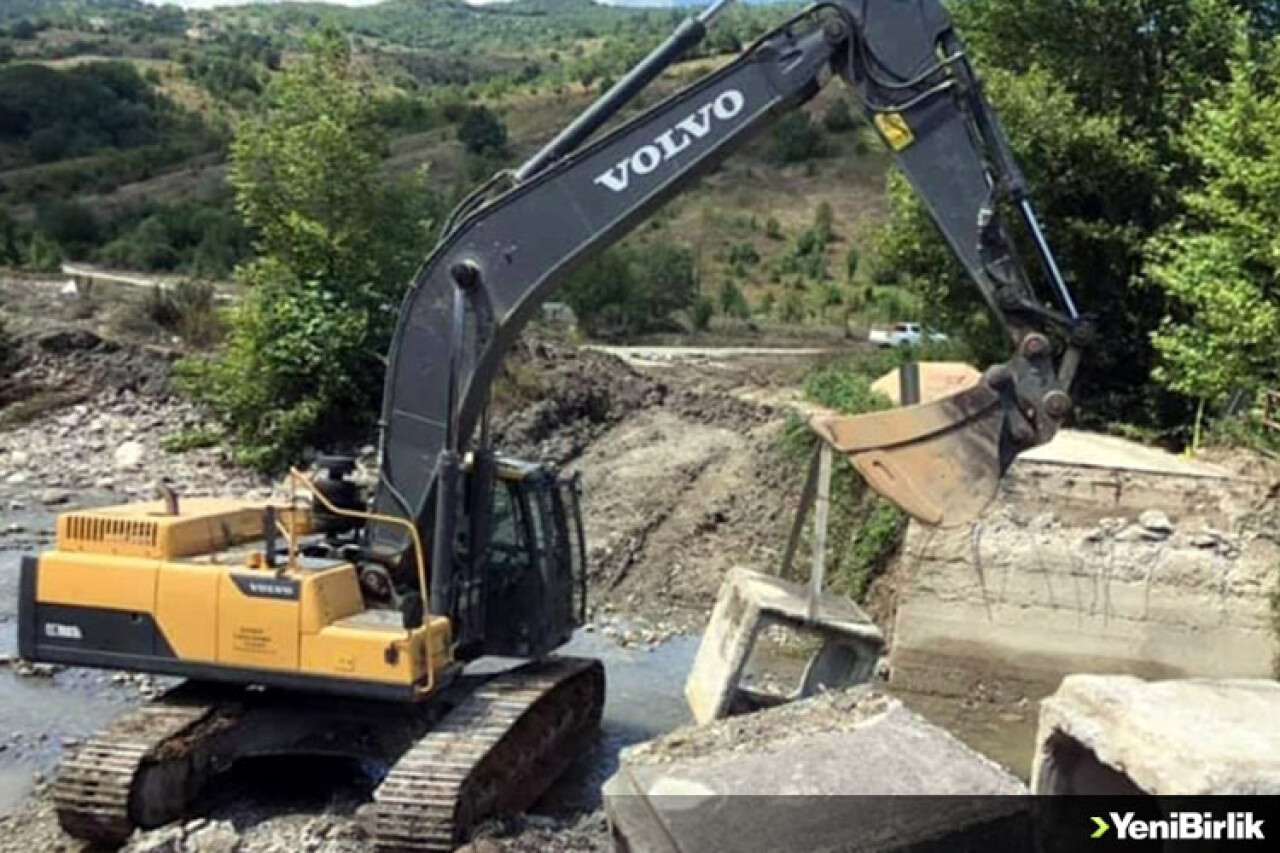 Karabük'te sel nedeniyle çöken Arnavut Köprüsü menfez konularak ulaşıma açıldı