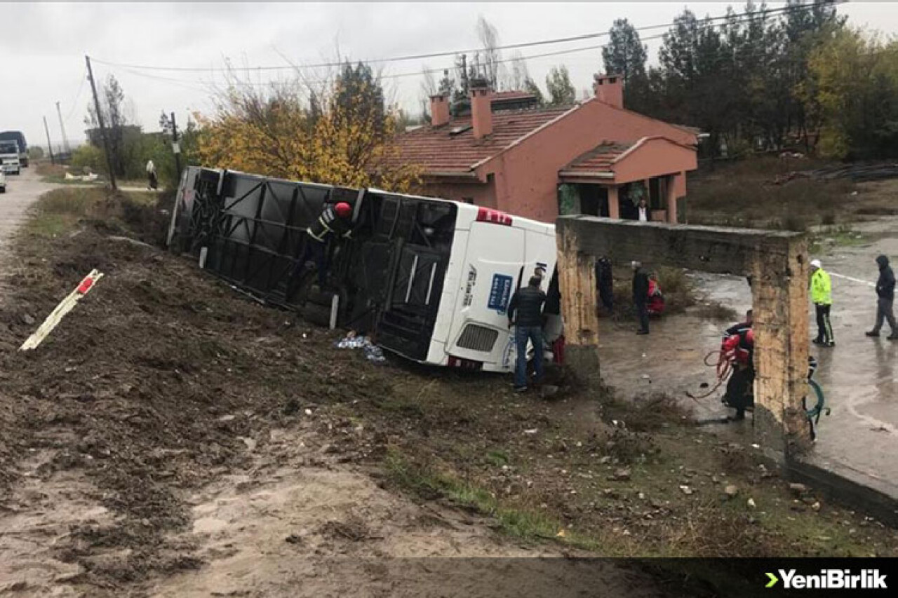 Diyarbakır'da şarampole devrilen yolcu otobüsündeki 33 kişi yaralandı