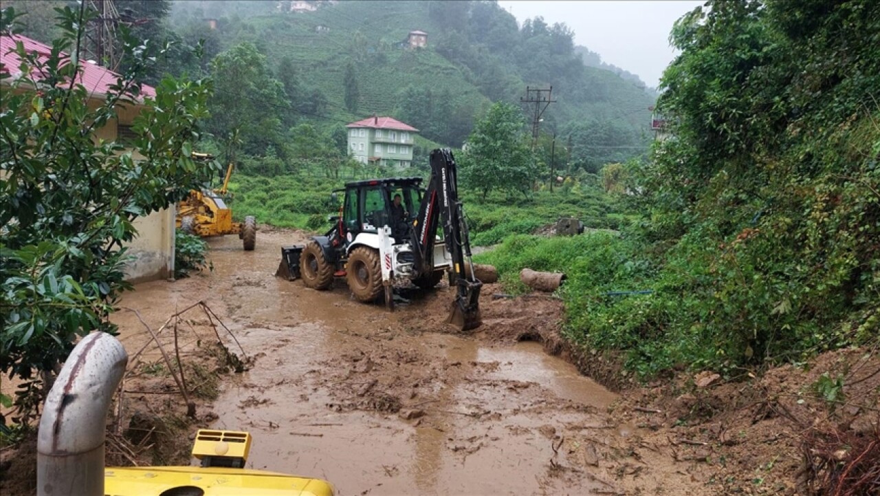 Rize'de şiddetli yağış heyelanlara yol açtı