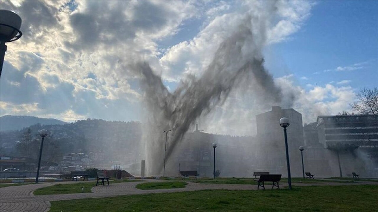 Zonguldak'ta içme suyu iletim hattına verilen zarar nedeniyle iş yerlerini su bastı