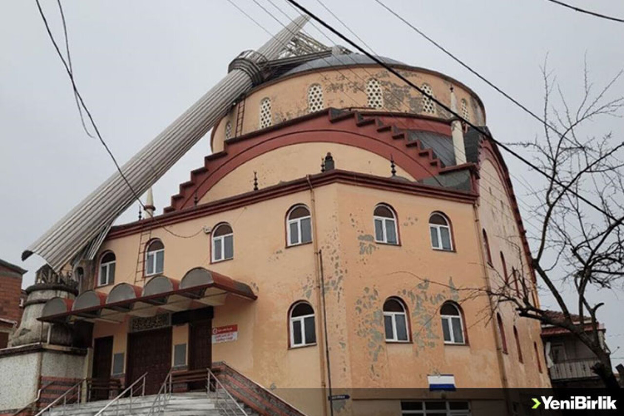 Zonguldak'ta şiddetli rüzgar nedeniyle köy camisinin minaresi devrildi