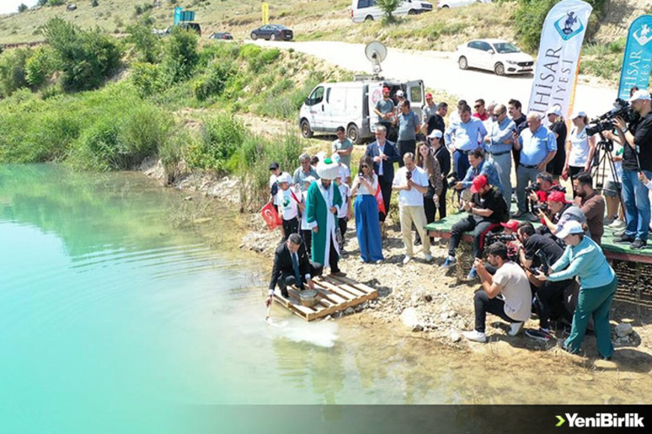 Eskişehir'in temsili "Nasreddin Hoca"sı göle maya çaldı