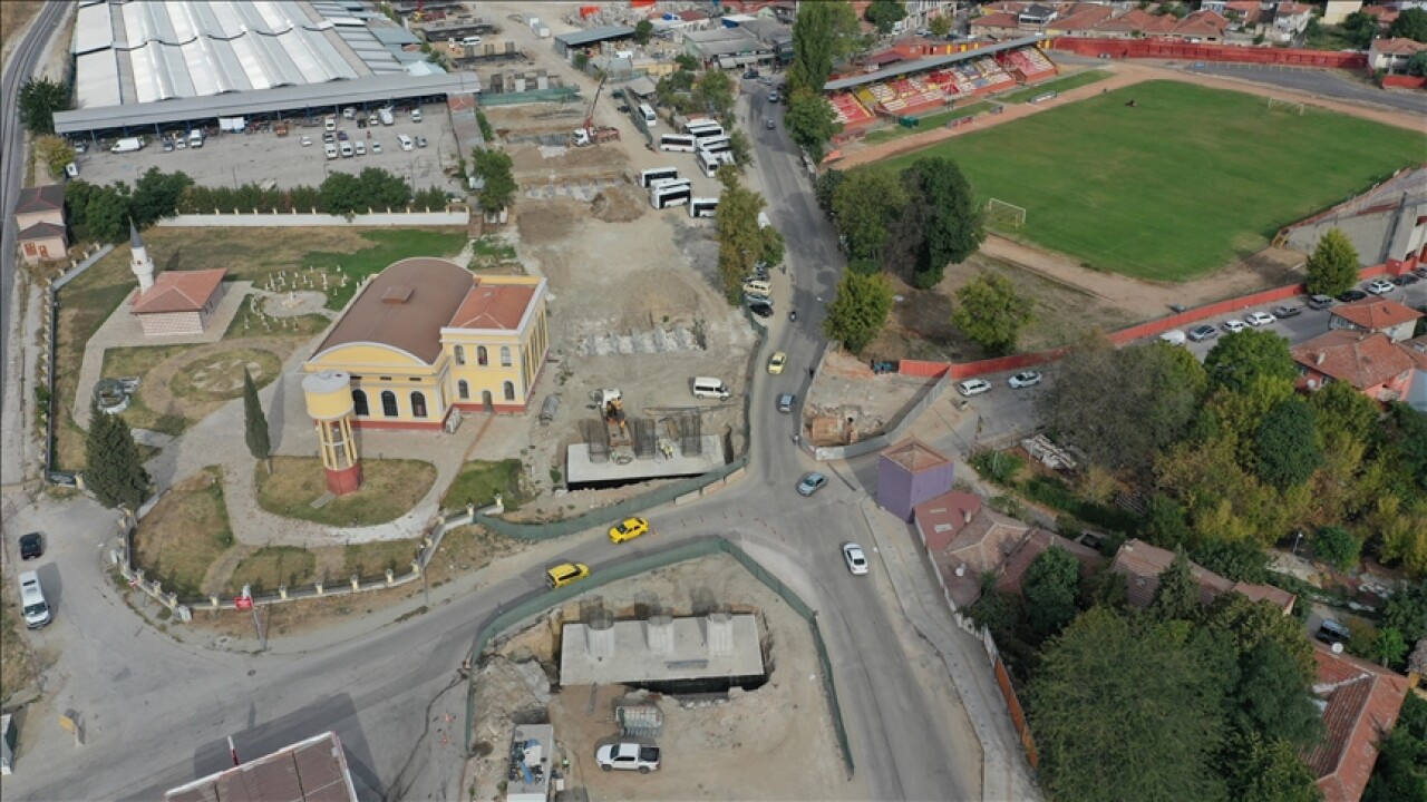 Edirne'de yol ortasındaki tarihi çeşme taşındı