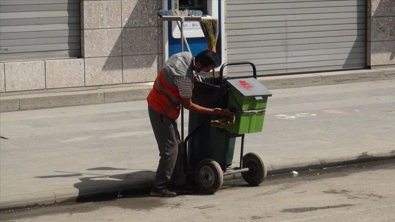 Çöp arabasını özenle temizleyen temizlik işçisi sosyal medyada ilgi odağı oldu