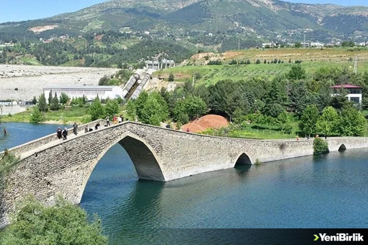 Kahramanmaraş'ta depremzedeler tarihi Ceyhan Köprüsü ve çevresinde zaman geçirip stres atıyor