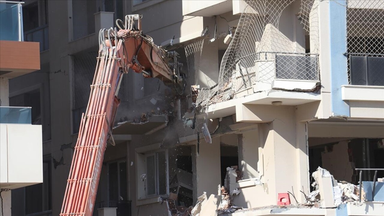 Hatay'da ağır hasarlı binaların yıkımı sürüyor