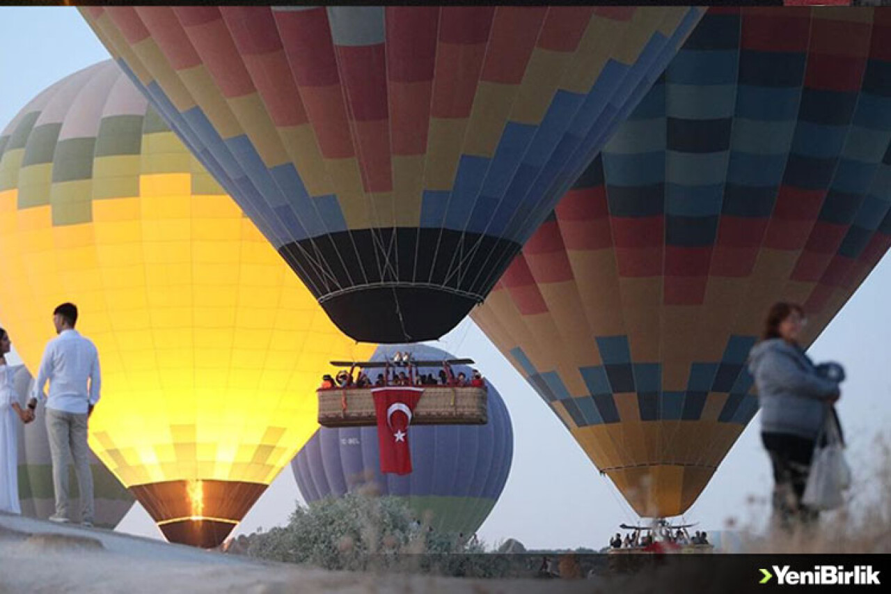 Sıcak hava balonları Kapadokya semalarında Türk bayraklarıyla süzüldü