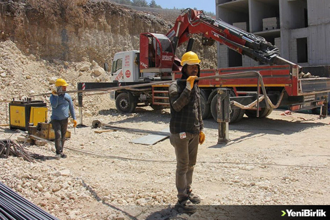 Depremzede inşaat ustaları Kilis'te afet konutlarının yapımında çalışıyor