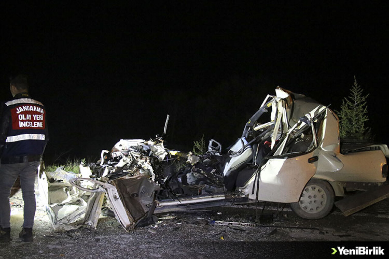 Uşak'ta otomobilin park halindeki kamyonete çarpması sonucu 2 kişi öldü