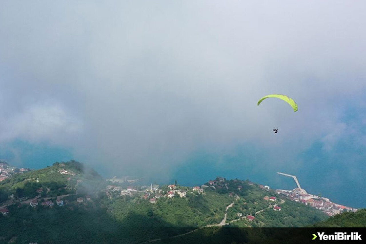 Ordu'nun 500 rakımlı Boztepe'si yamaç paraşütü tutkunlarını ağırlıyor