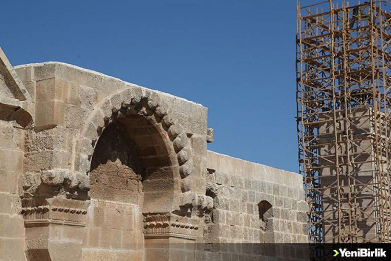 Harran'ın depremlerde hasar gören 13 asırlık simge minaresi onarılıyor