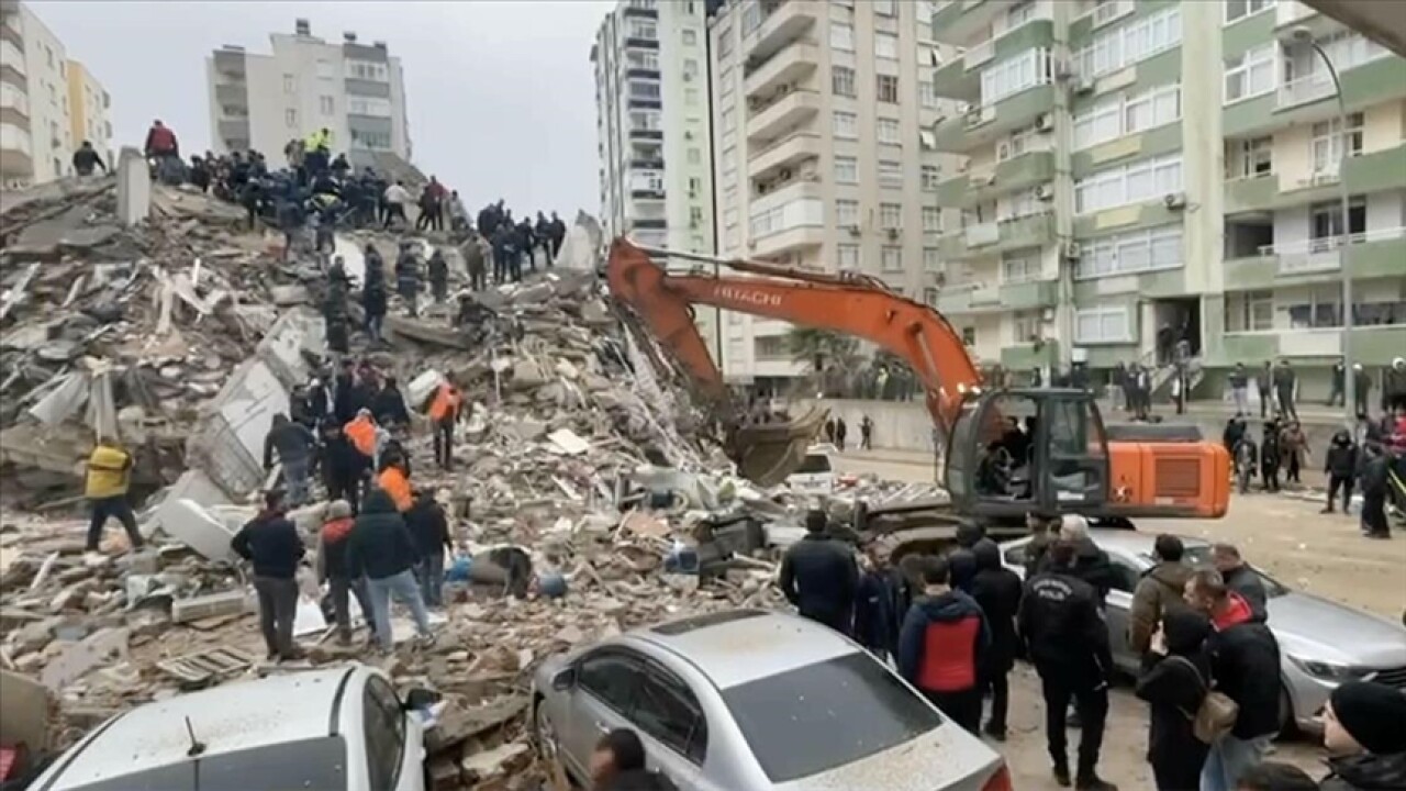 Adana'da yıkılan binalarda arama kurtarma çalışması devam ediyor