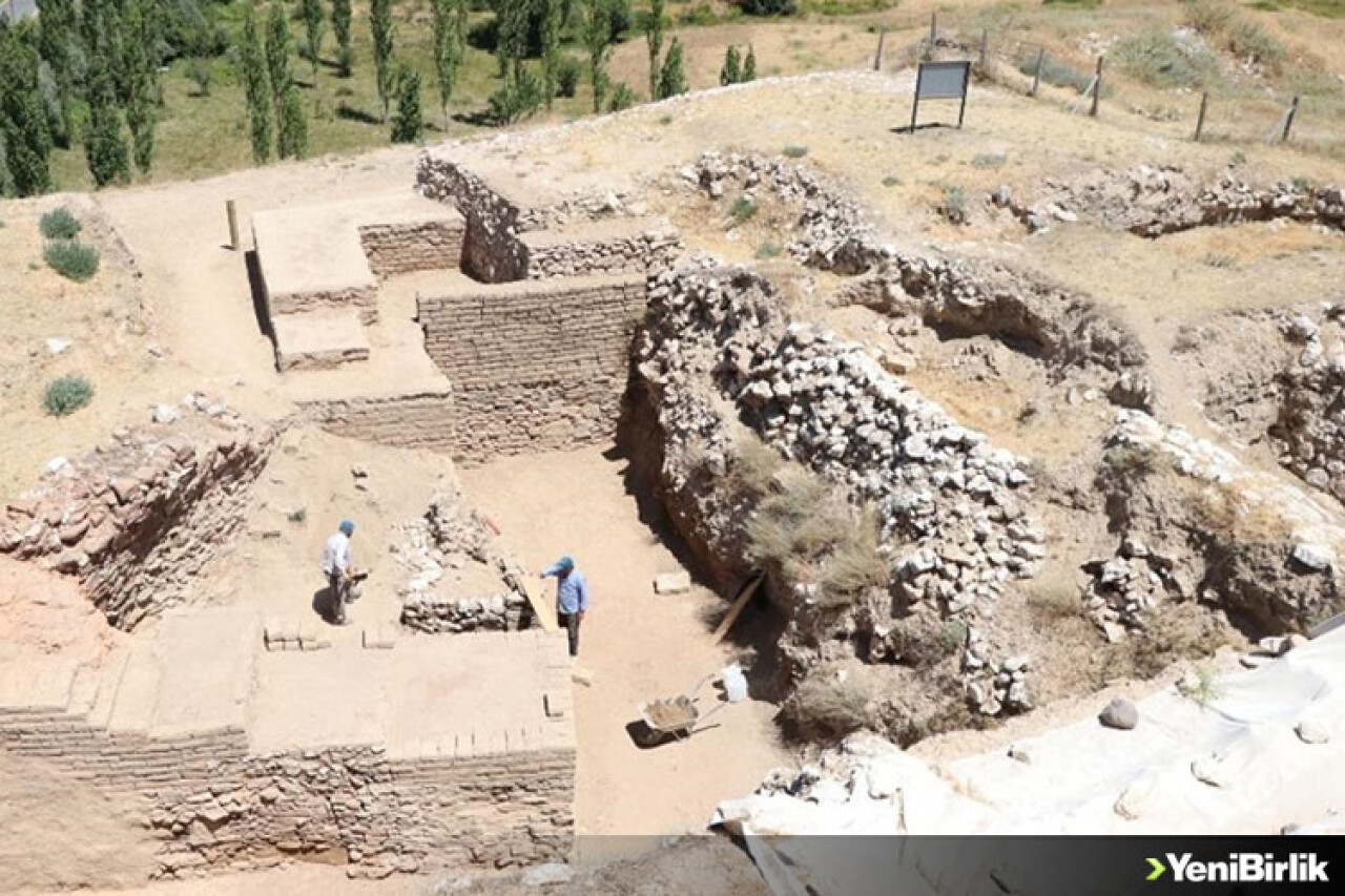 Niğde'de höyükteki kazıda Pers dönemine ait alçı surlar bulundu