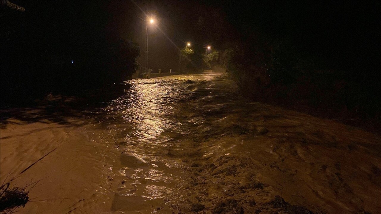 Amasya'da sağanak taşkınlara neden oldu