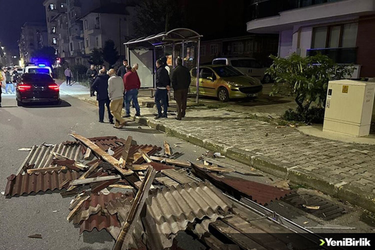 Rize'de etkili olan şiddetli rüzgarda 8 evin çatısı uçtu