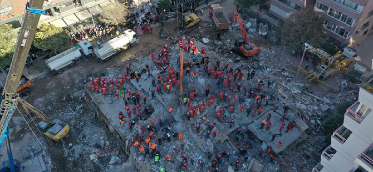 Trabzon ve Rize AKUT ekipleri, İzmir'de meydana gelen depremin ardından yürütülen arama kurtarma çalışmalarına katılıyor