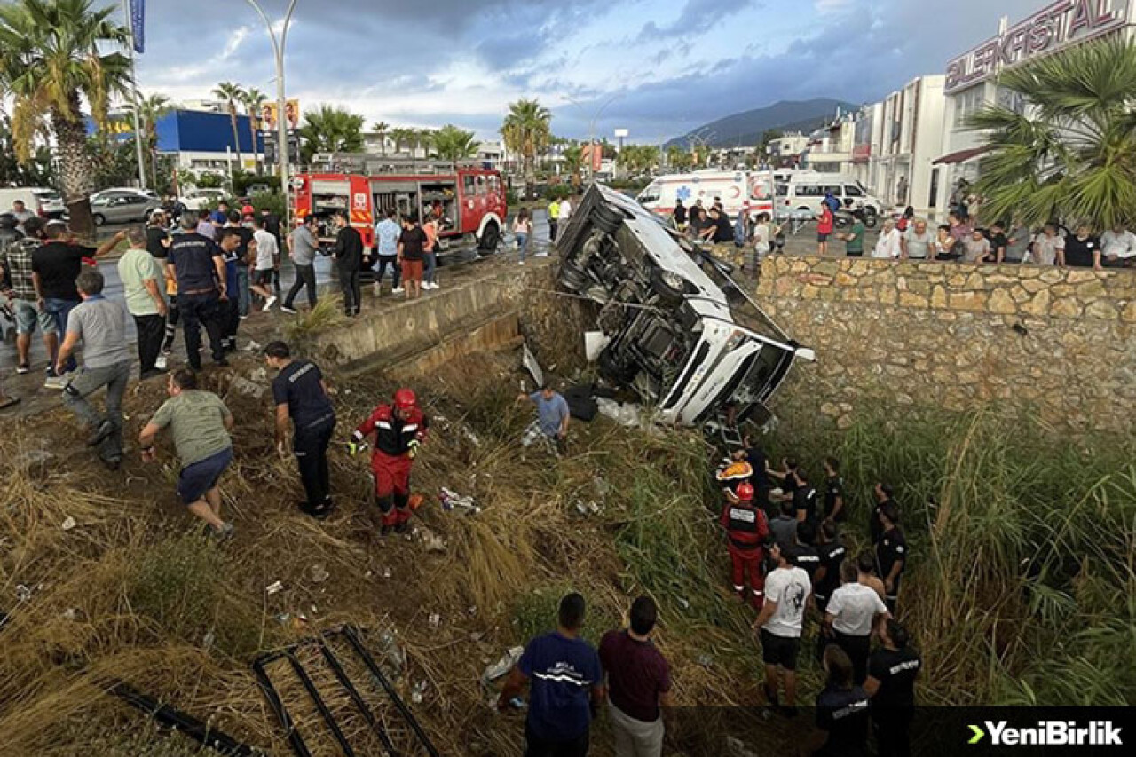 Bodrum'da dere yatağına devrilen midibüsteki 23 kişi yaralandı