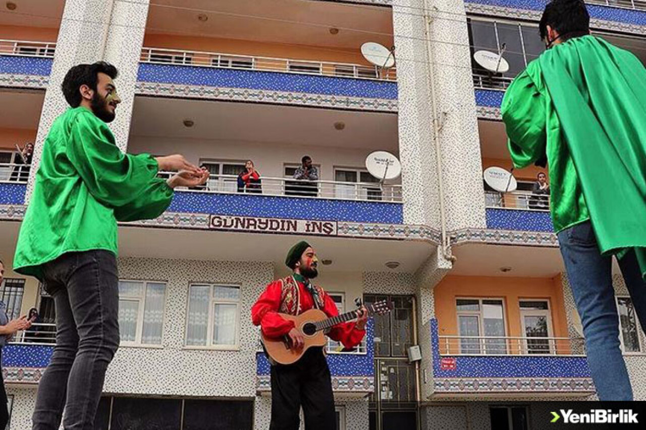 Evde kalan çocuklar için sokakta müzikal tiyatro sahneliyorlar