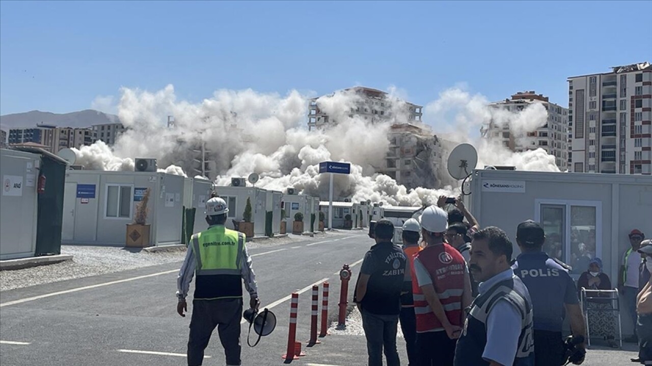 Malatya'da ağır hasarlı 2 bina patlayıcı yardımıyla yıkıldı