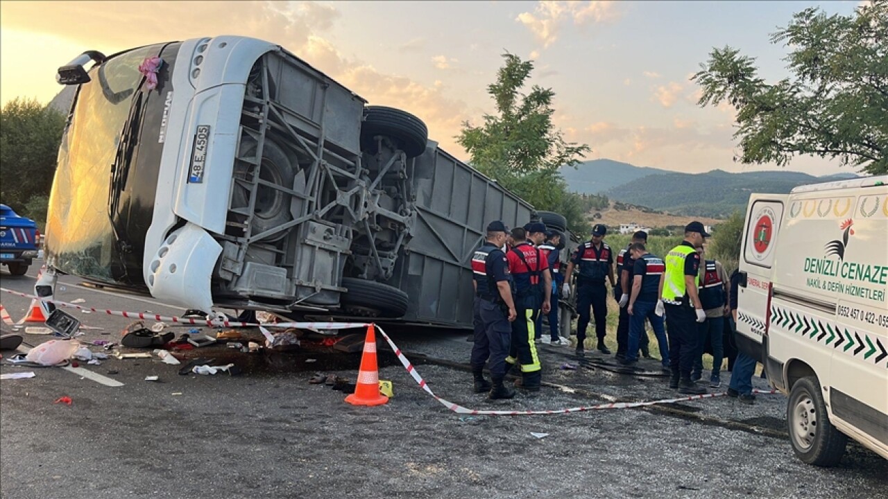 Denizli'de kum yüklü kamyonun çarptığı otobüsteki 6 kişi öldü