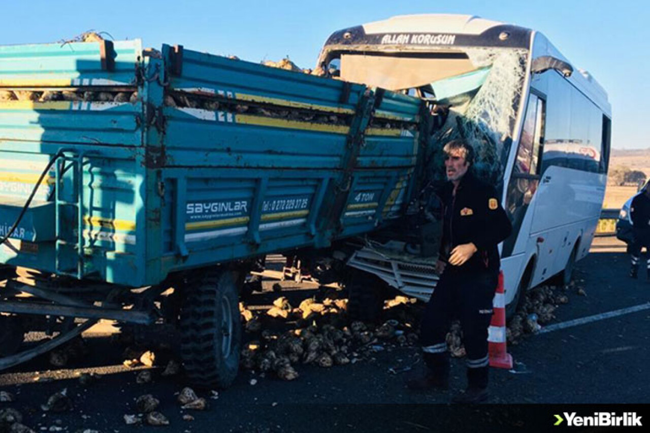 Kütahya'da işçi servisi ile traktörün çarpıştığı kazada 22 kişi yaralandı