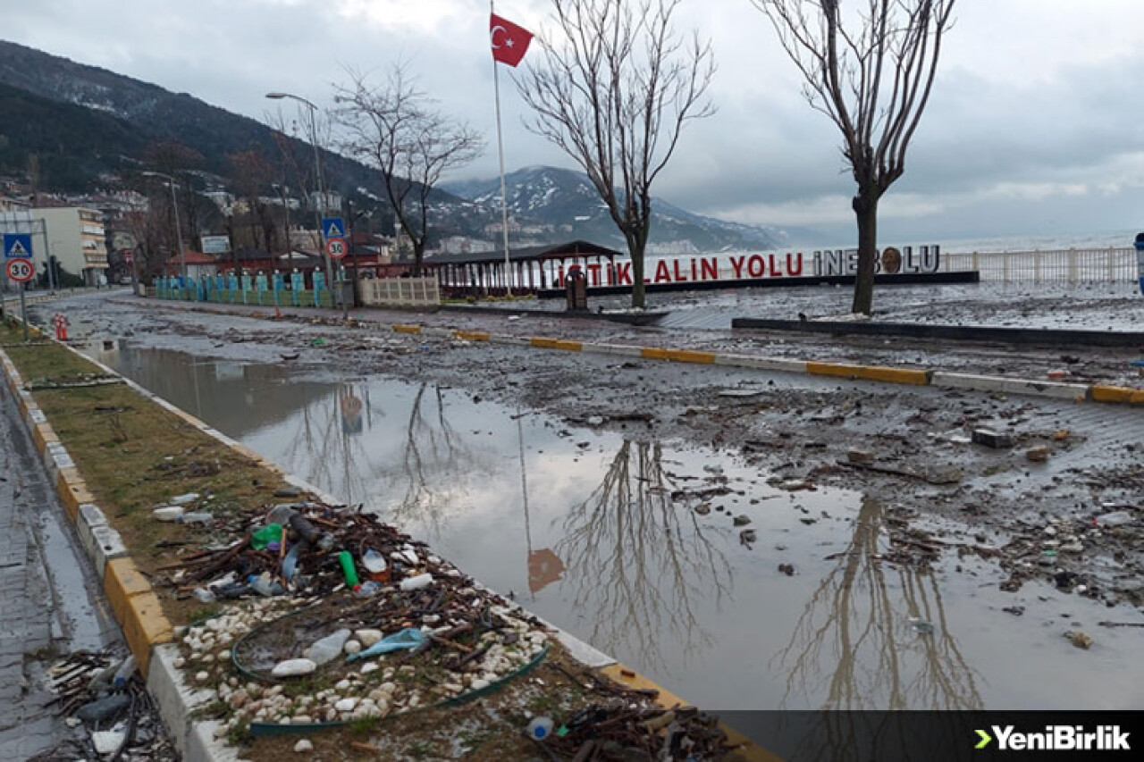 Dev dalgaların ulaşımı aksattığı Karadeniz sahil yolunda trafik normale döndü