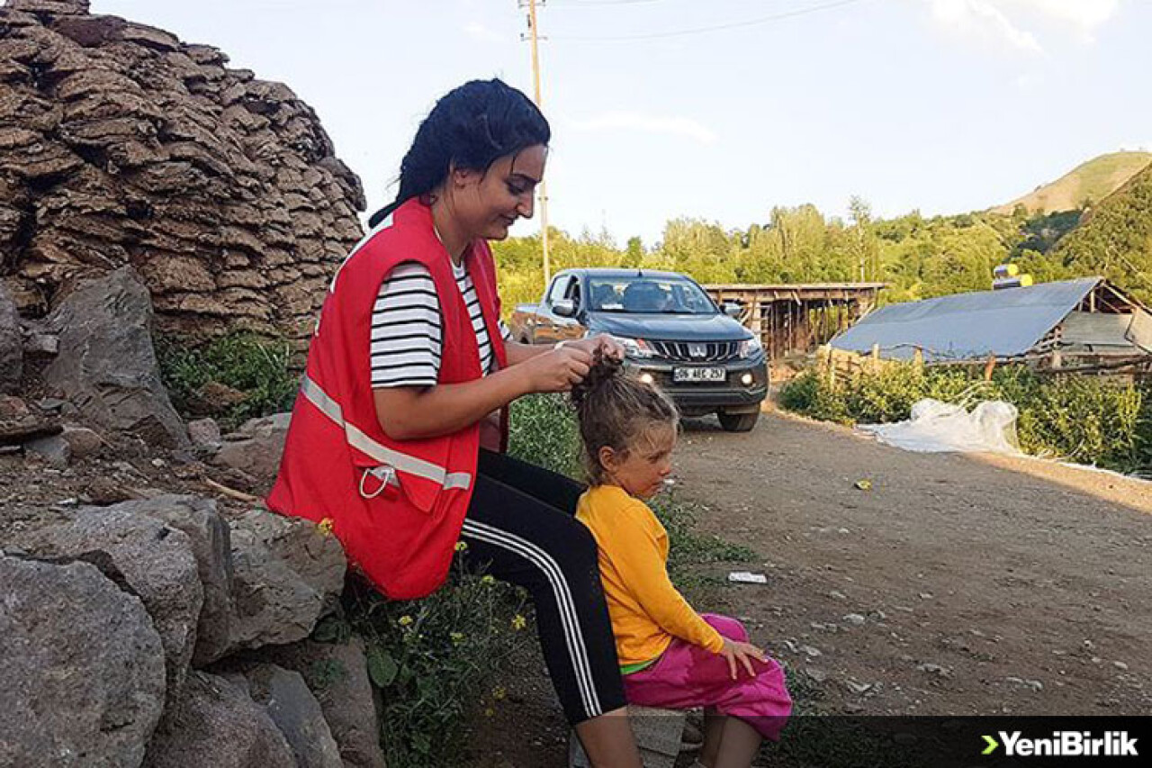 Türk Kızılay gönüllüsü, depremzede minik Öykü'nün de kalbini kazandı