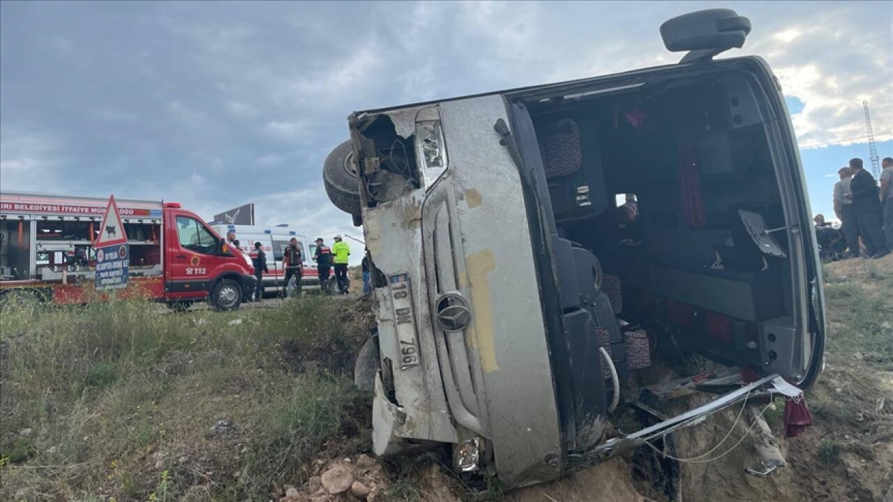 Çankırı'da işçi servisinin devrilmesi sonucu 18 kişi yaralandı