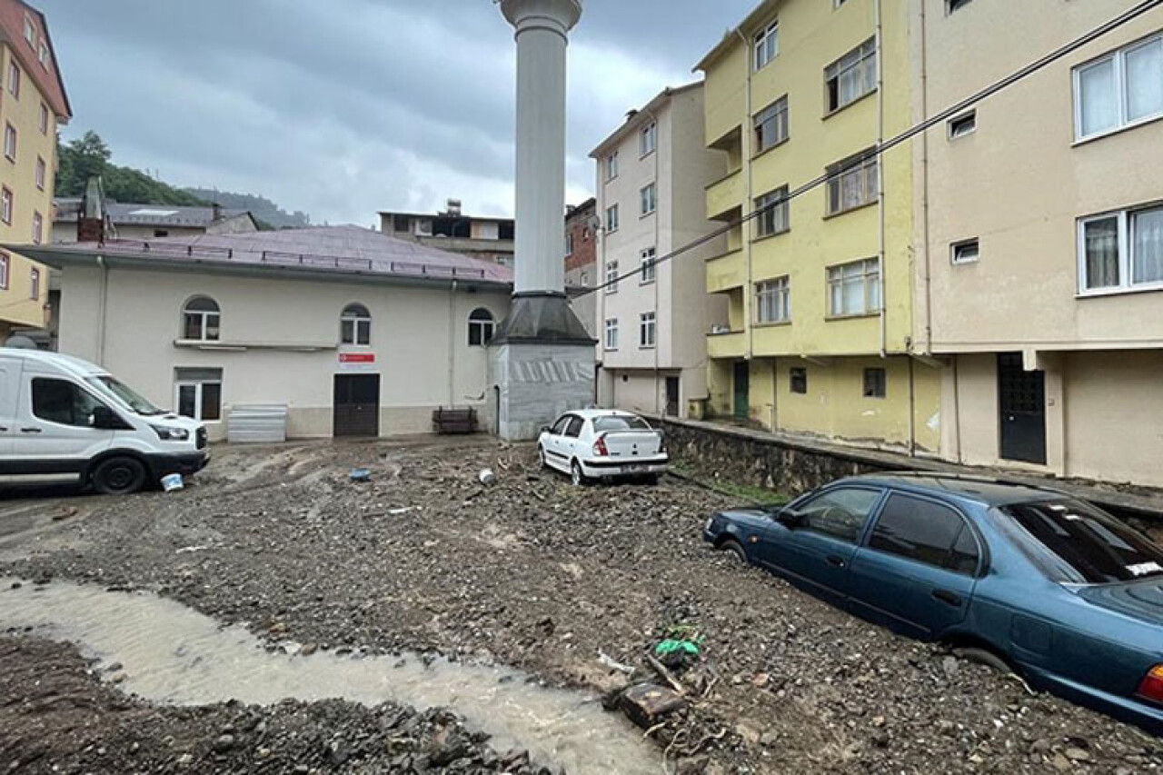 Giresun'da sağanak su baskınlarına neden oldu