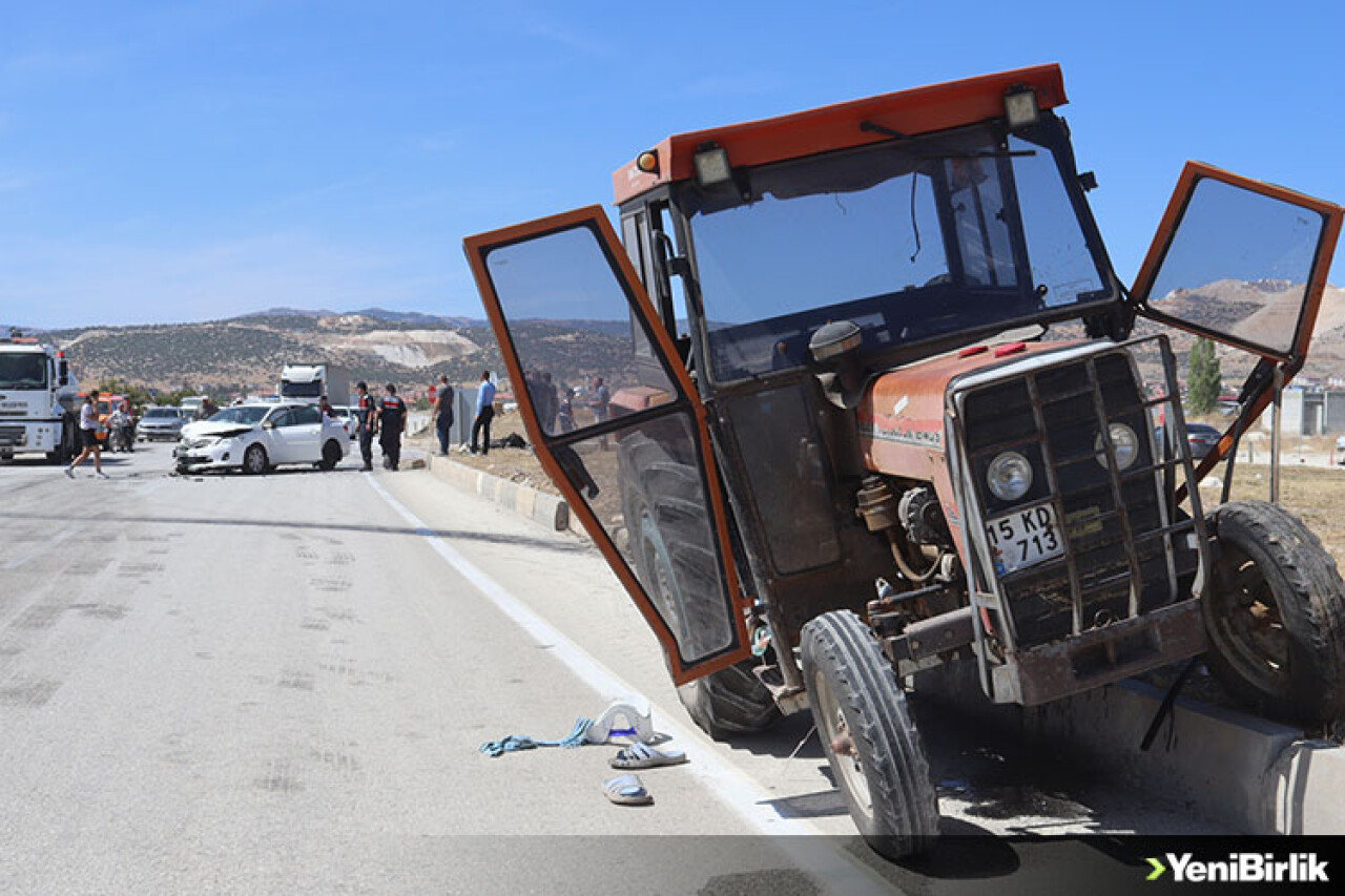 Burdur'da otomobilin traktörle çarpıştığı kazada 4 kişi yaralandı