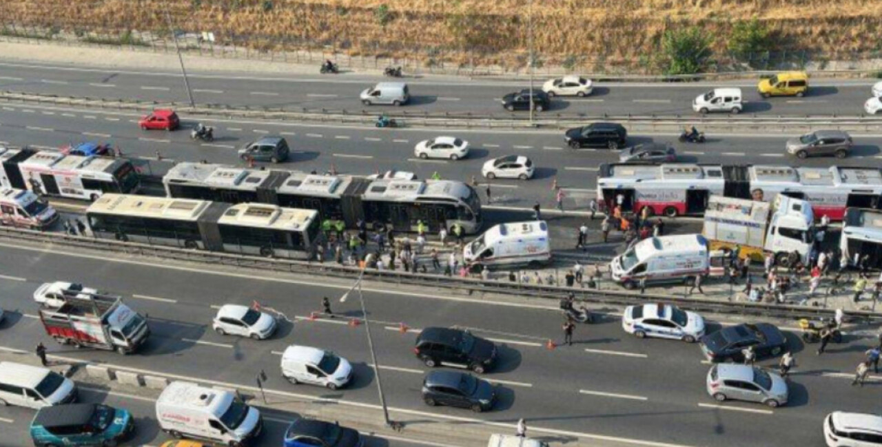 Küçükçekmece'de metrobüsler çarpıştı